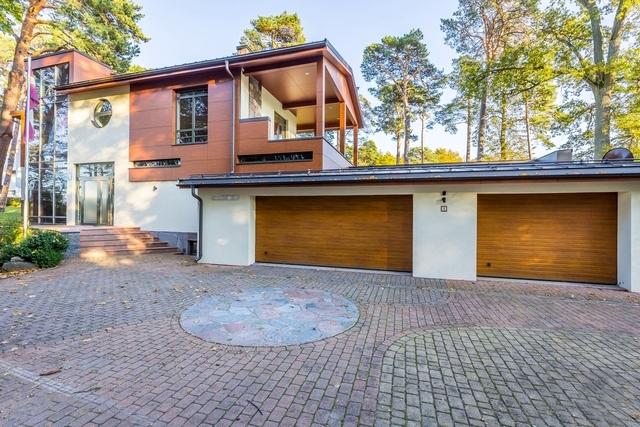 Вилла с видом на море в Юрмале на первой линии.